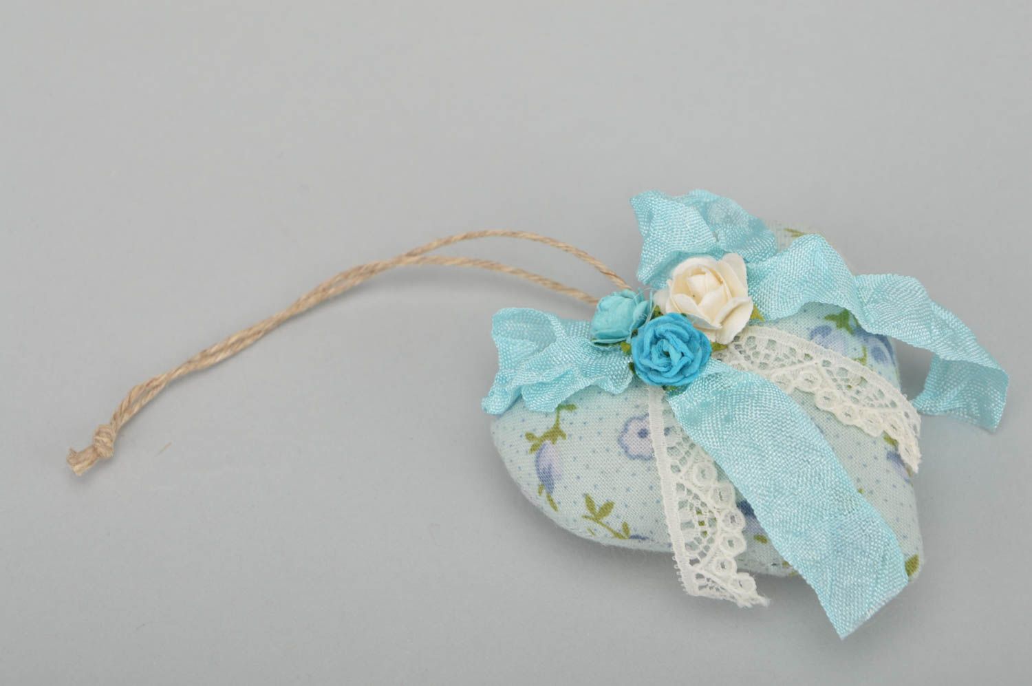 Colgante decorativo corazón con flores con aroma de vainilla azul artesanal foto 3