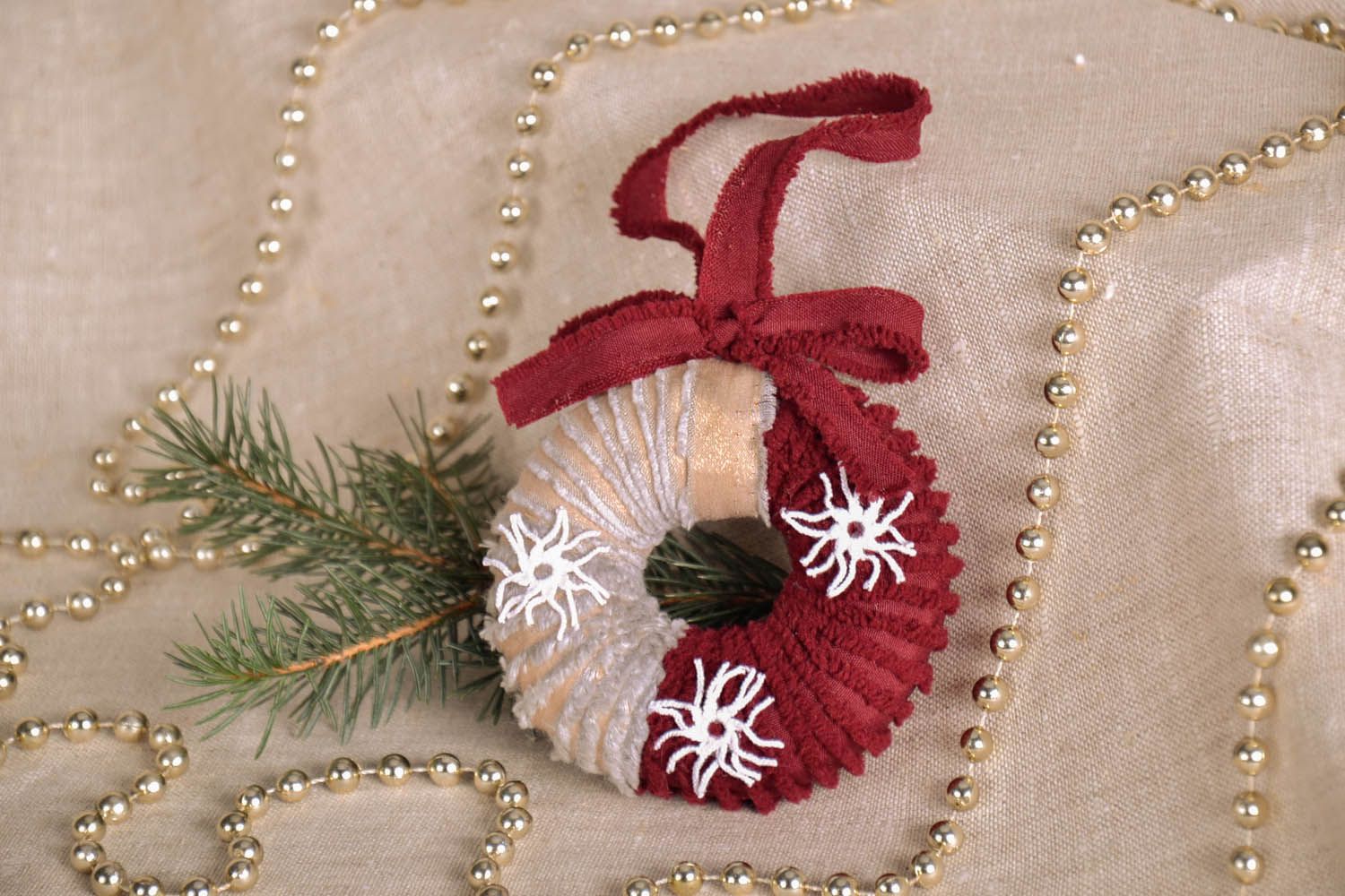 Brinquedo para árvore de Natal feito de veludo e tecidos sintéticos decorado com rendas foto 1