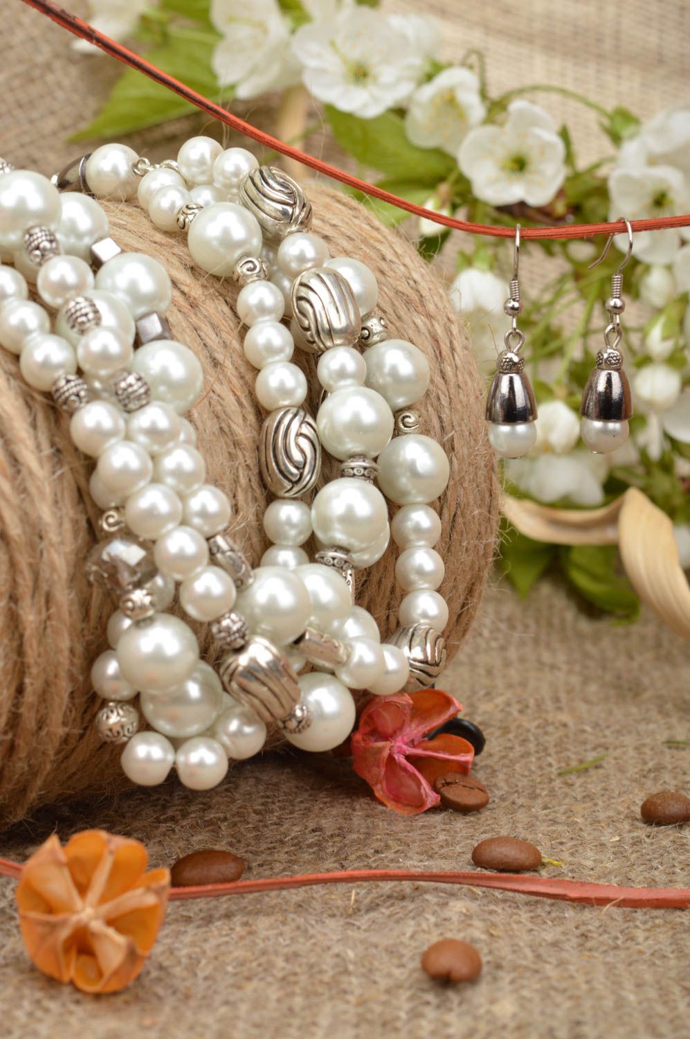 Set de boucles d'oreilles et collier faits main en fausses perles blanches  photo 1