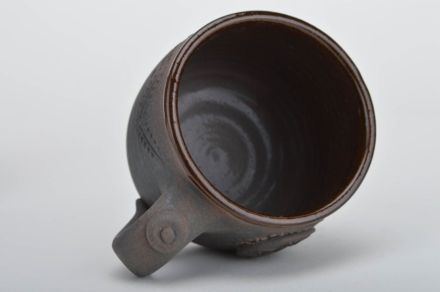 Taza cerámica para té artesanal original oscura de autor decorada con botón foto 2