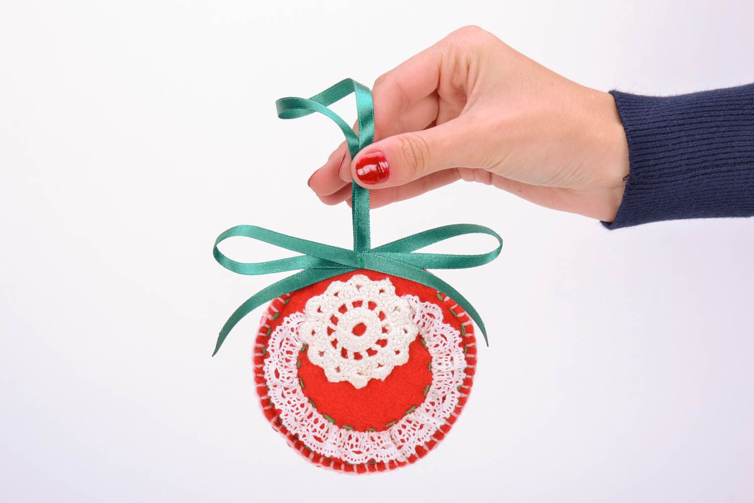 Brinquedo de Natal feito a à mão decorado com bordado à mão e fitas preenchido com sintepon foto 5