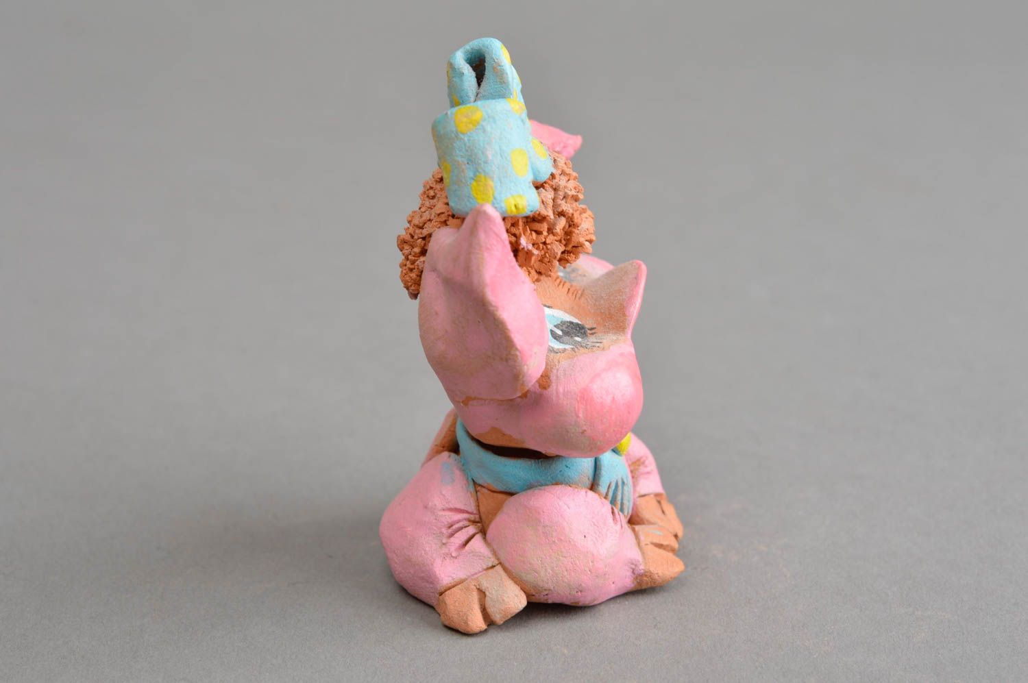 Милый сувенир ручной работы из глины печальная свинка розовая расписная фото 4