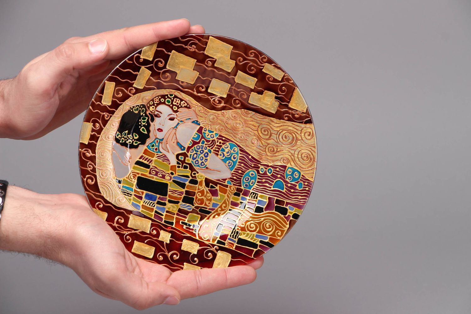 Стеклянная тарелка с витражной росписью репродукция Поцелуй фото 4