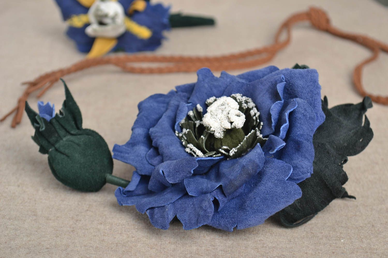 Grosse broche fleur faite main bleue en cuir naturel Accessoire pour femme photo 1