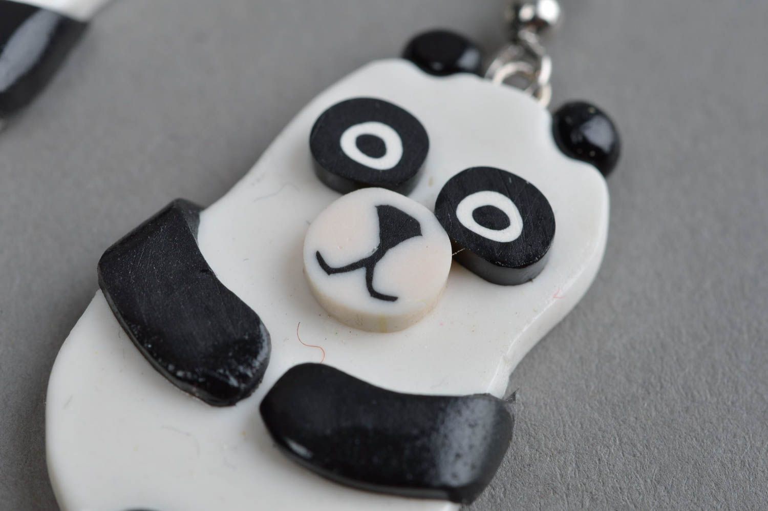 Boucles d'oreilles pandas en pâte polymère faites main peintes pendantes photo 5