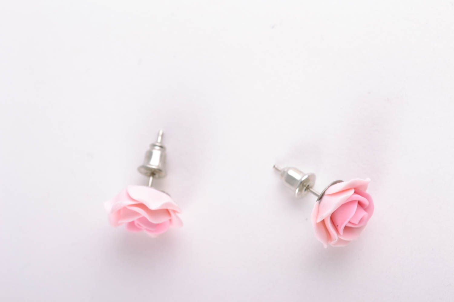 Boucles d'oreilles puces en pâte polymère petites fleurs de rose faites main photo 2