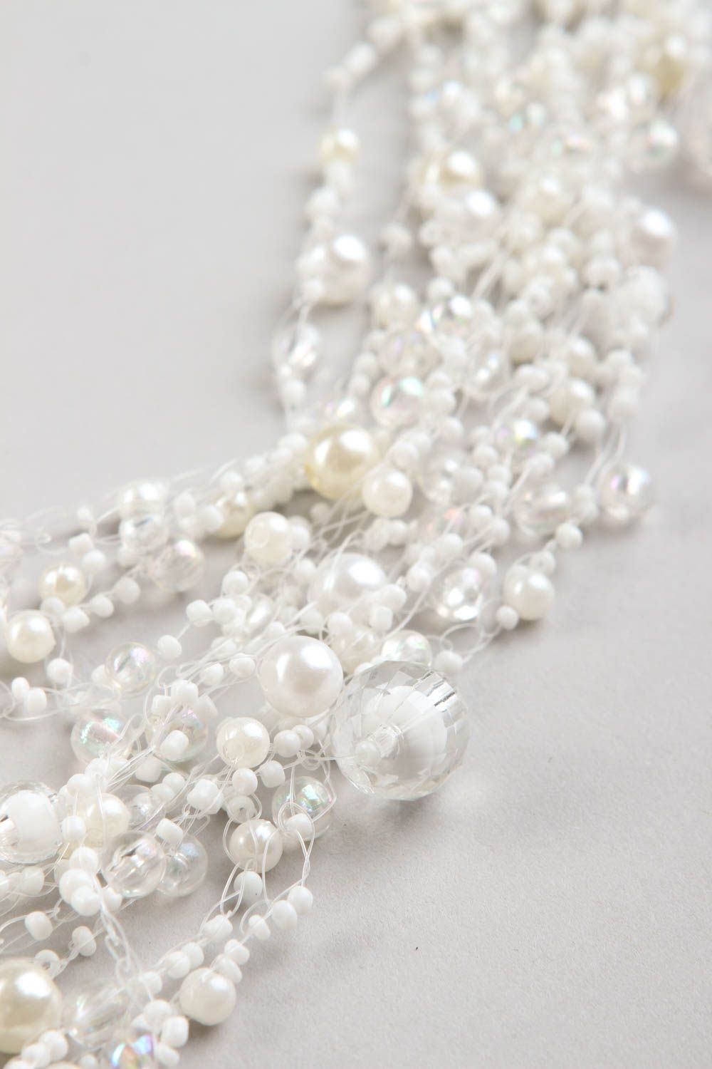 Колье из бусин украшение ручной работы белое ожерелье красивая бижутерия фото 2