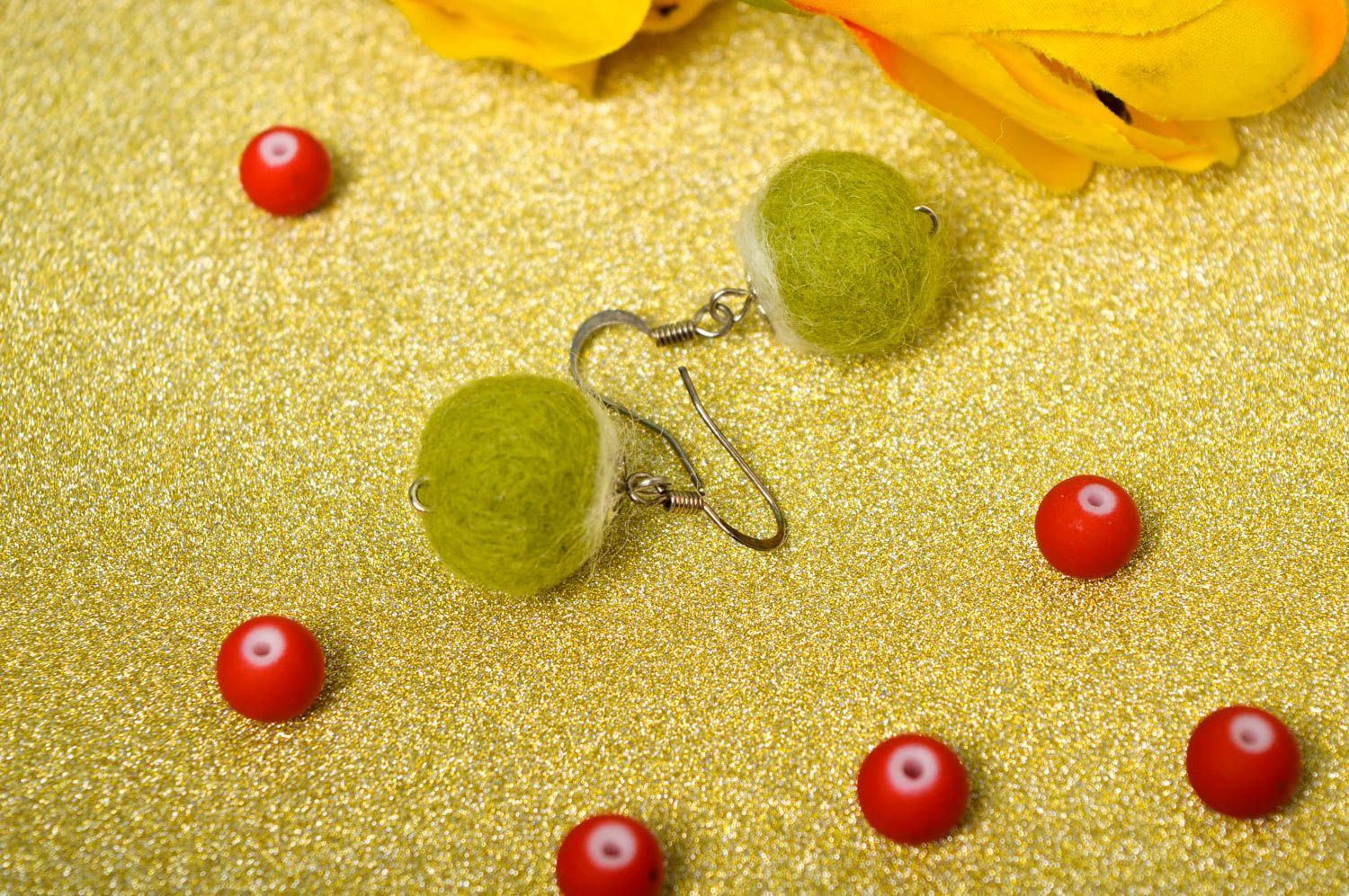 Boucles d'oreilles boules Bijou fait main vertes en laine Cadeau femme photo 1