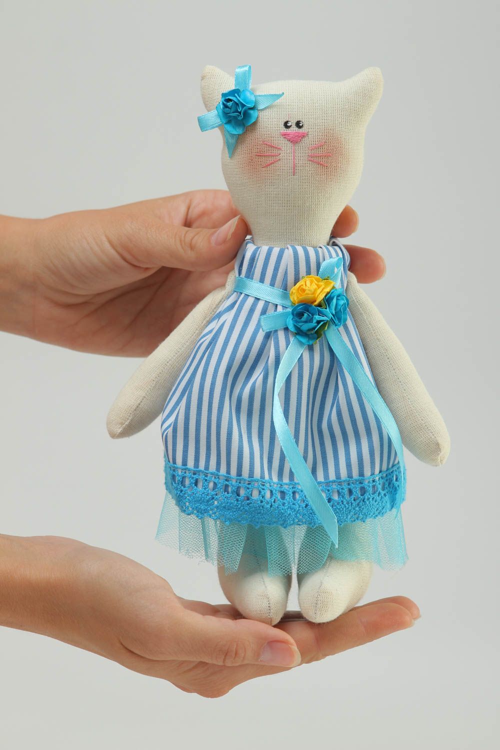 Peluche chat en robe rayée Jouet fait main déco en tissus Cadeau insolite photo 5