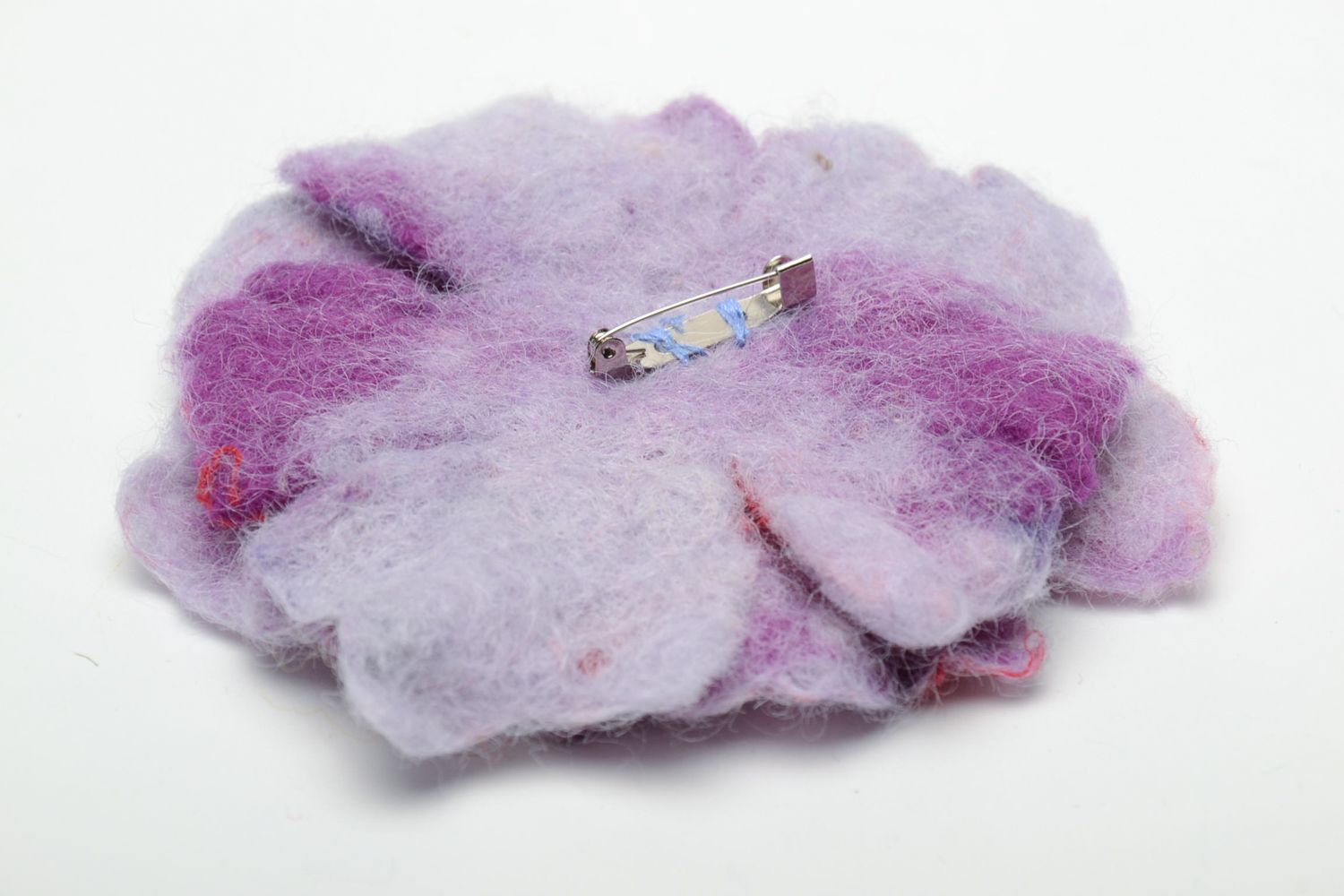 Broche artesanal con flor de lana foto 5