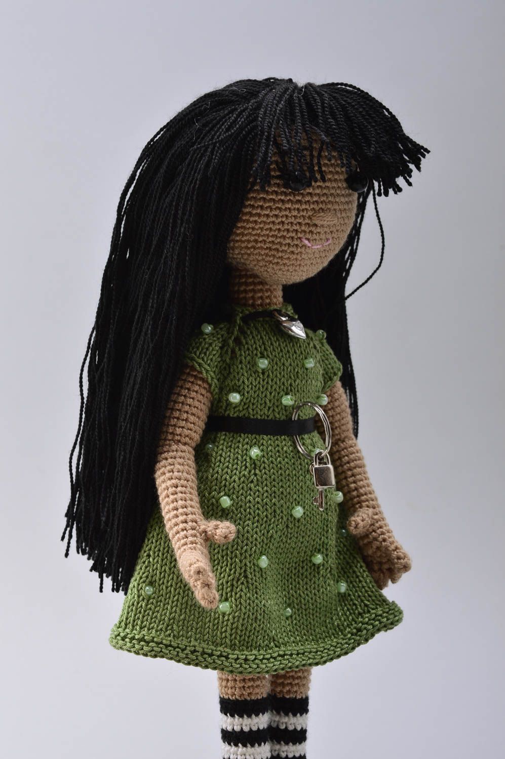 Poupée fille fait main design Jouet enfant Déco maison tricotée au crochet coton photo 5