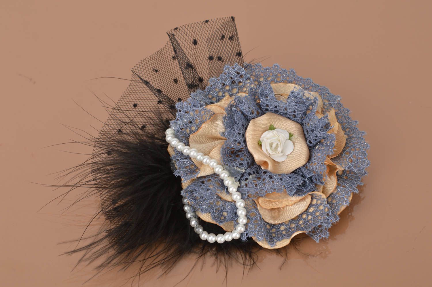 Originelle handmade Brosche Haarspange Blume mit Spitze und Kunstperlen für Dame foto 2