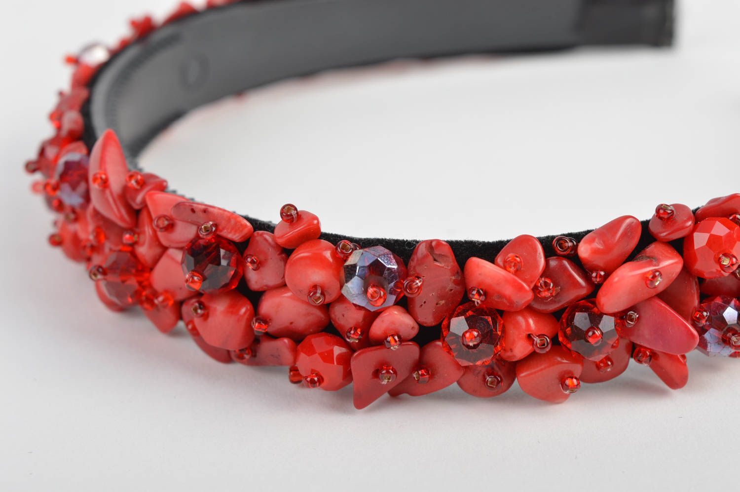 Красный ободок для волос с натуральным камнем кораллом и бисером ручной работы фото 5