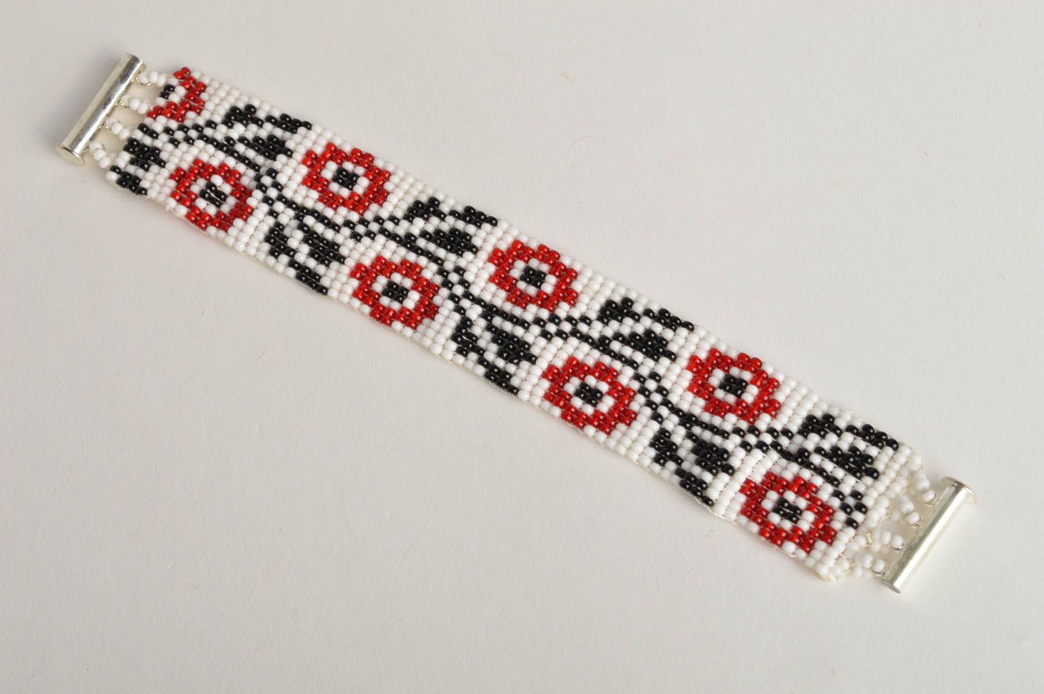 Wrist beaded bracelet with flower ornament in Ukrainian style in white and red colors photo 2