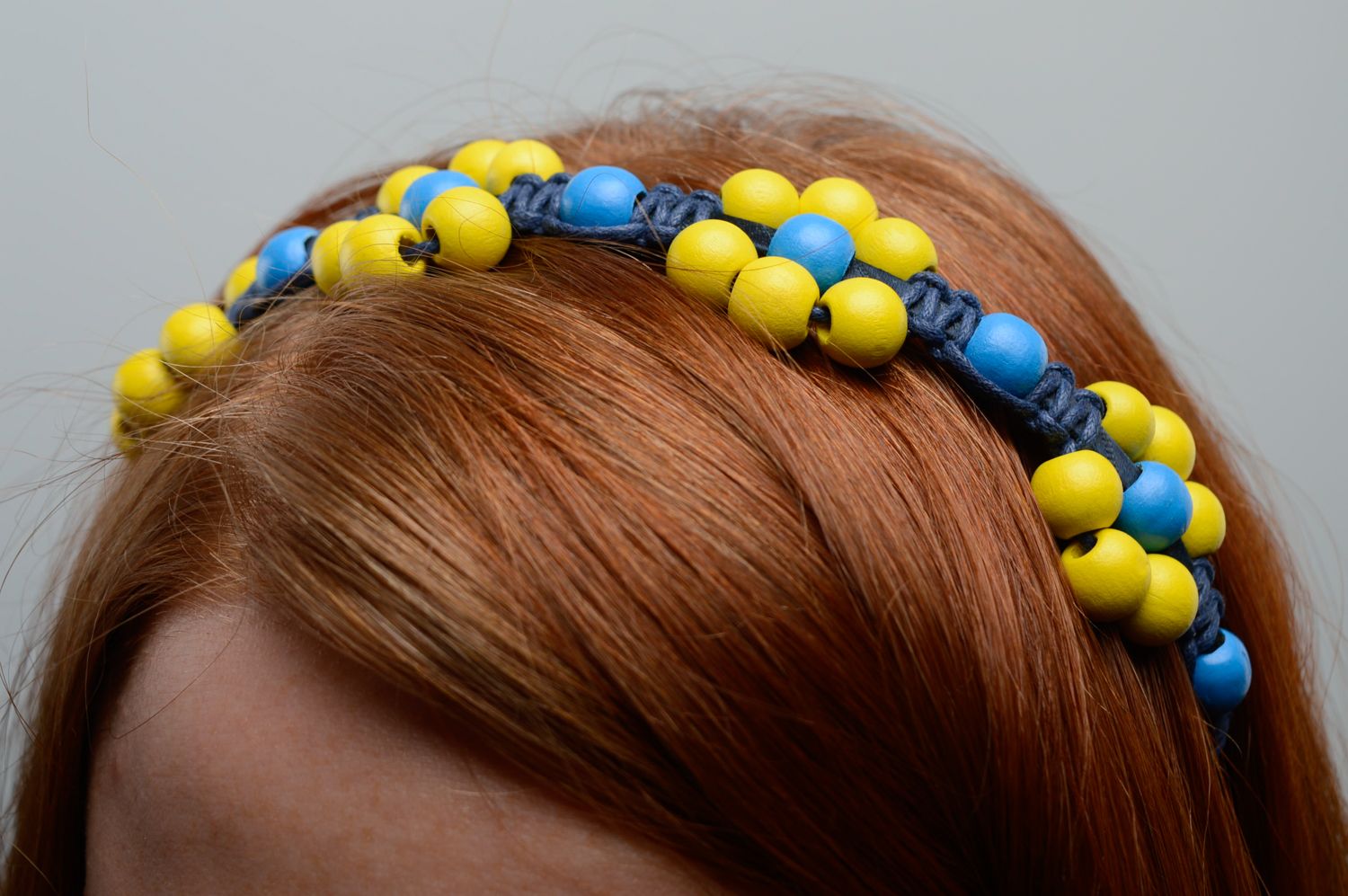 Serre-tête en macramé bleu et jaune avec perles de bois fait main pour femme photo 3