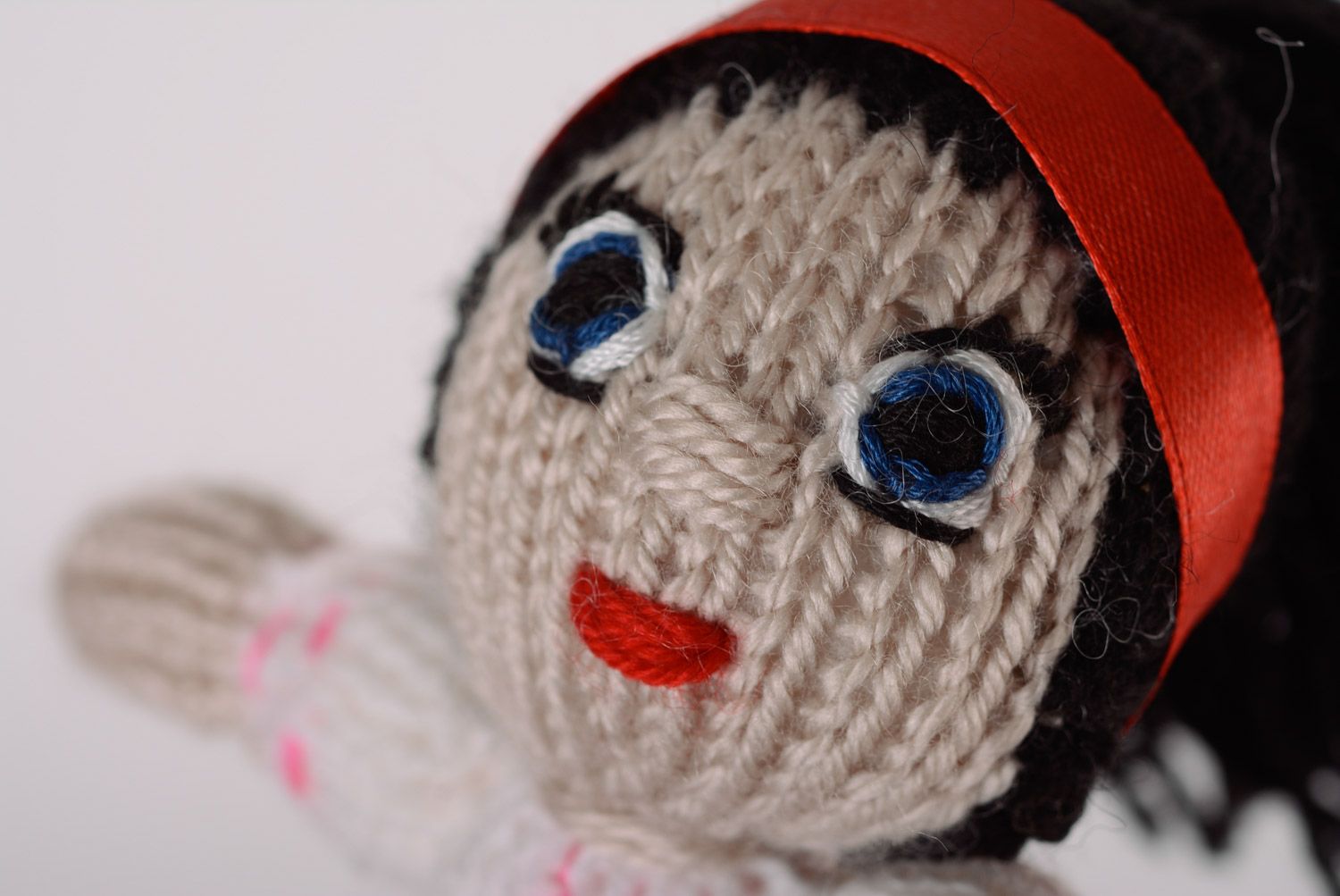 Schöne weiche künstlerische Puppe handmade aus Acrylgarn gehäkelt klein für Kinder foto 2
