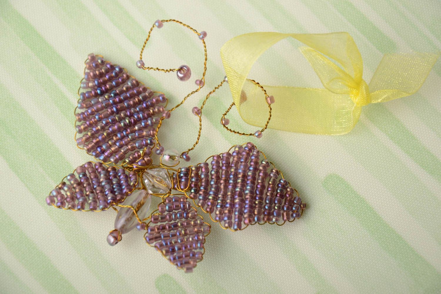 Papillon décoratif en perles de rocaille mauve fait main photo 1