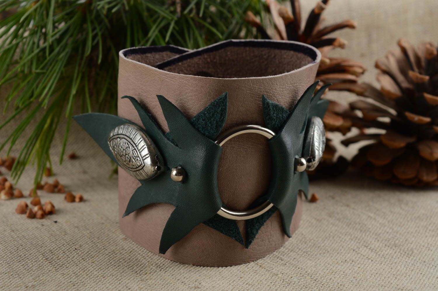 Стильный кожаный браслет украшенный листьми из замши и металлом ручной работы фото 1