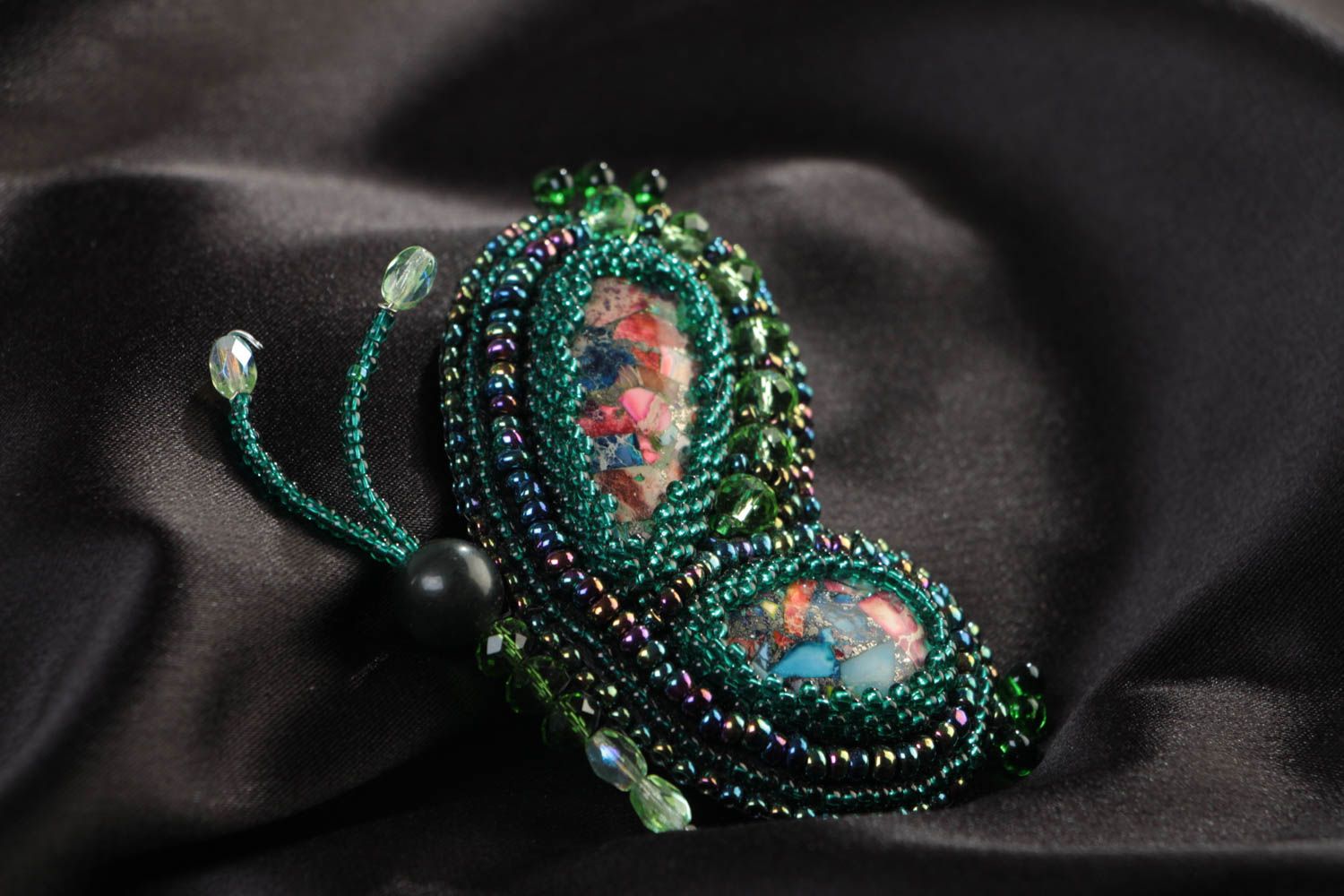Broche Papillon vert perles de rocaille jaspe artificiel cristaux faite main photo 1