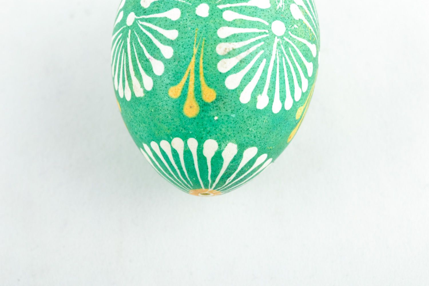 Oeuf de Pâques peint vert fait main à base d'oeuf de poule décoration originale photo 3