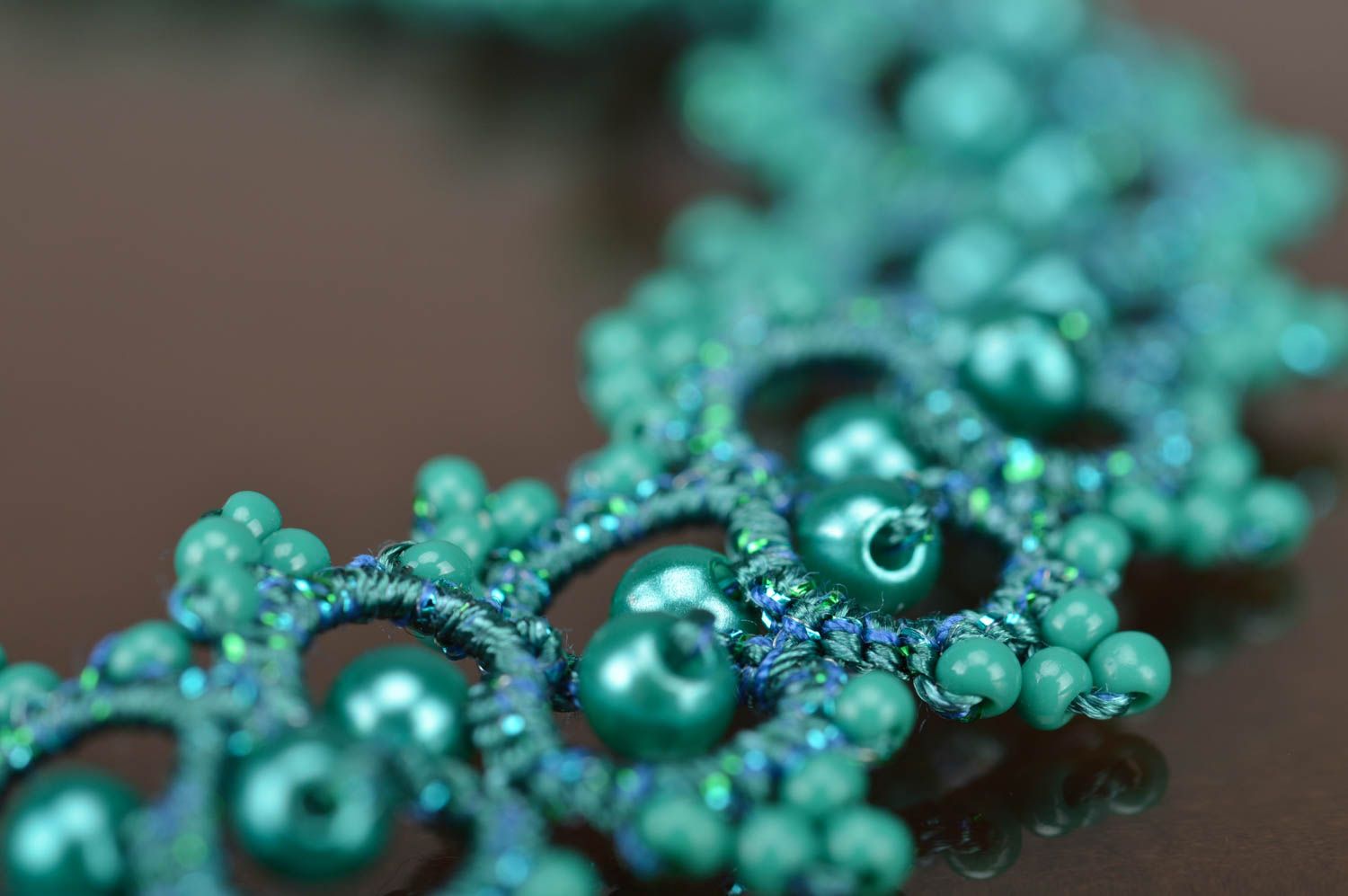 Geflochtenes grünes Haarband mit Glasperlen Frivolite Technik handmade foto 4