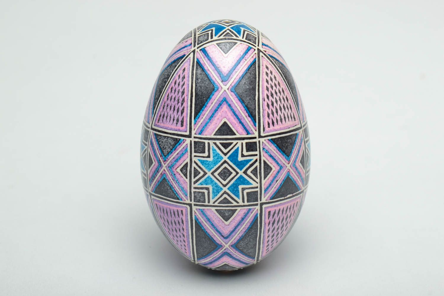 Oeuf de Pâques décoratif fait main original peint avec ornement intéressant photo 2