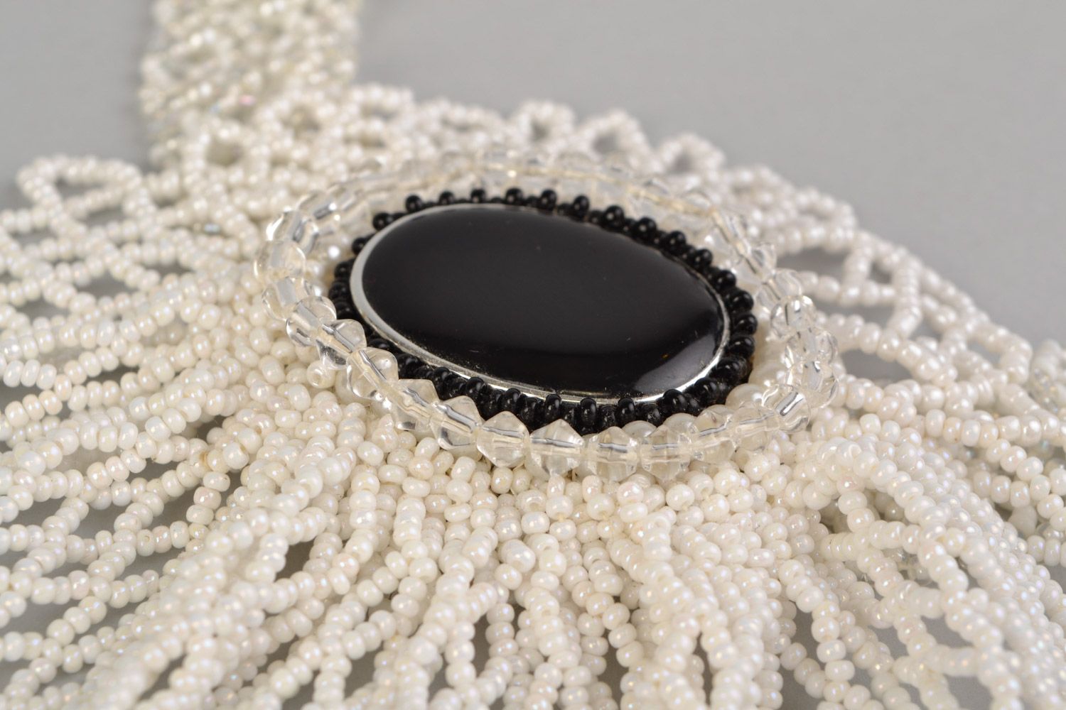 Originelles elegantes weißes Collier aus echten Steinen und Glasperlen handmade Schwan foto 4