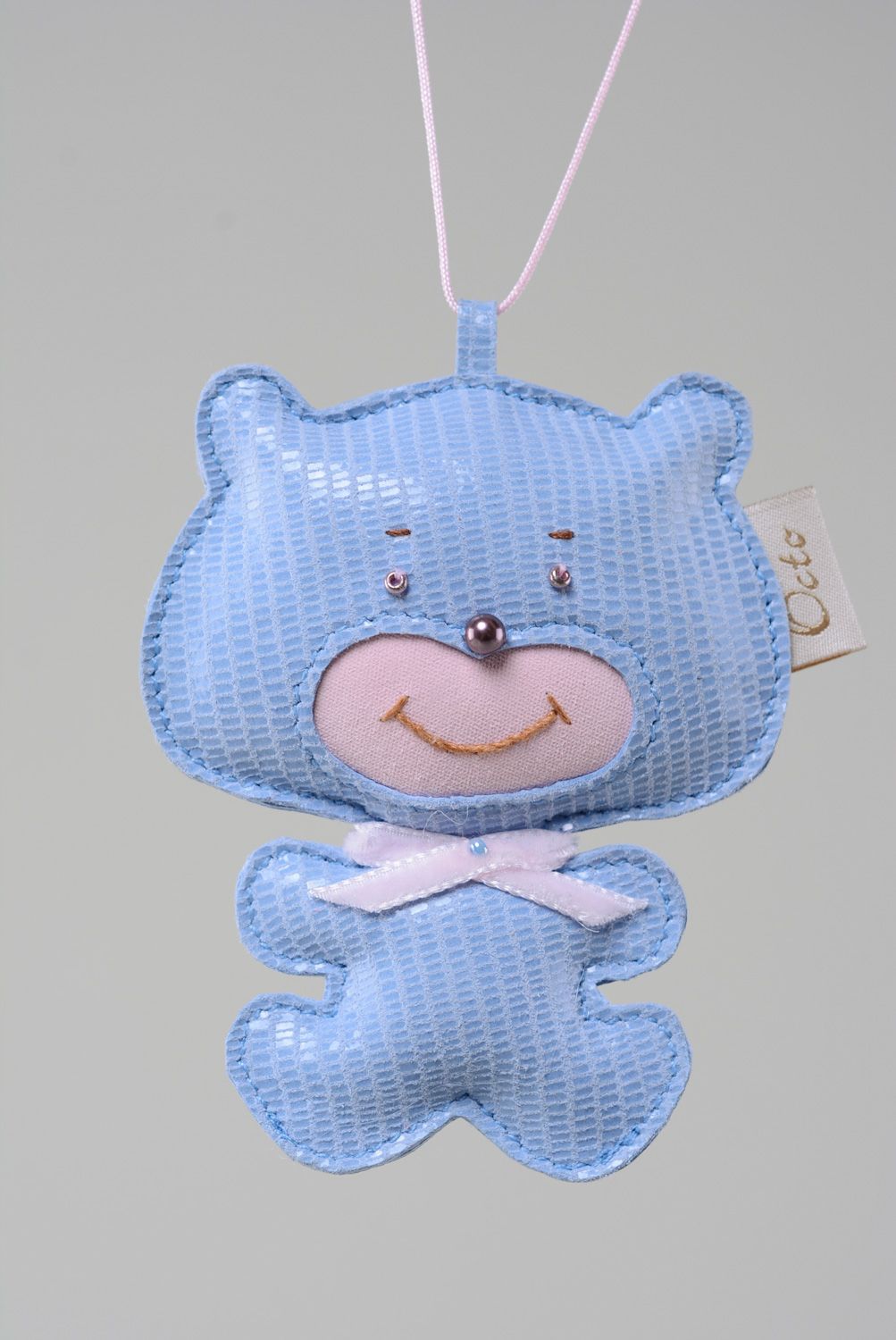Porte-clés en cuir fait main accessoire pour sac de design en forme d'ours bleu photo 1
