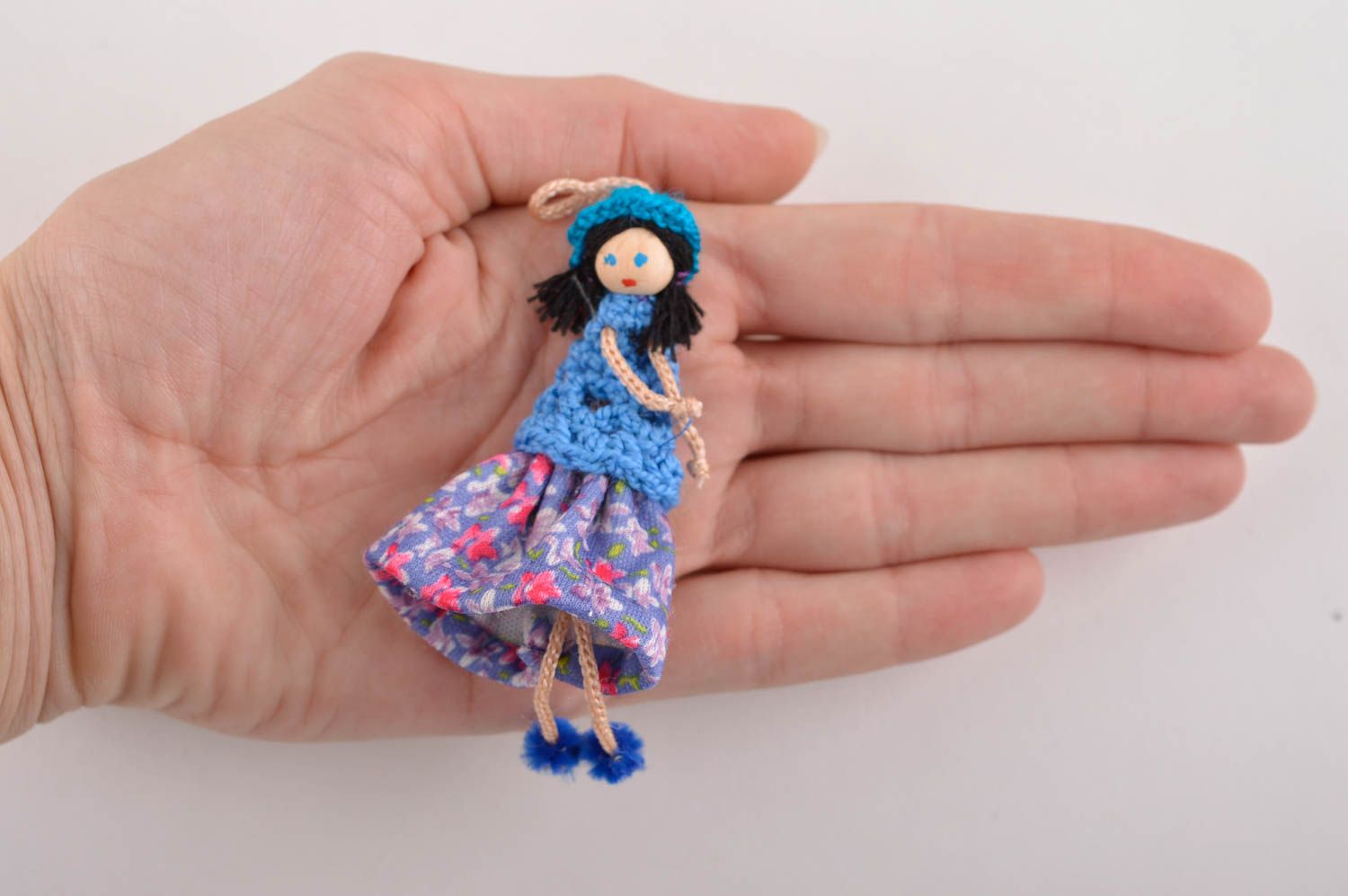 Broche hecho a mano llavero original muñeca con vestido azul accesorio de moda foto 3