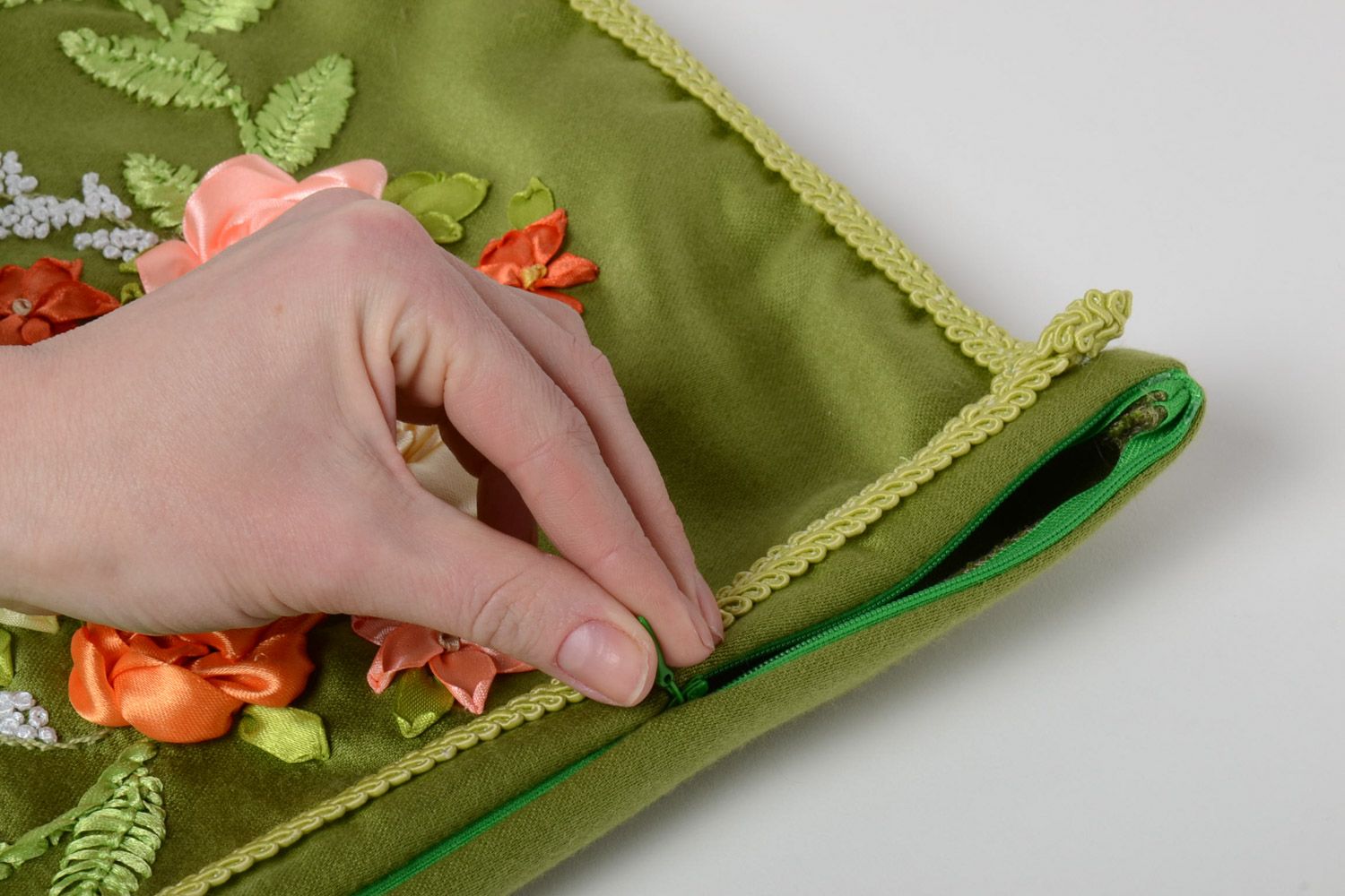 Handmade green pillowcase with satin ribbon embroidery with zipper made of gabardine photo 4
