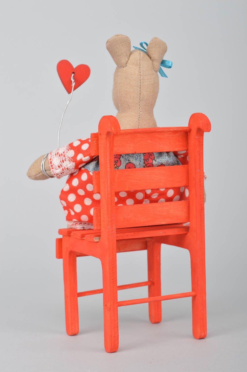 Интерьерная игрушка из хлопка ручной работы Бегемотик в платье на красном стуле фото 2