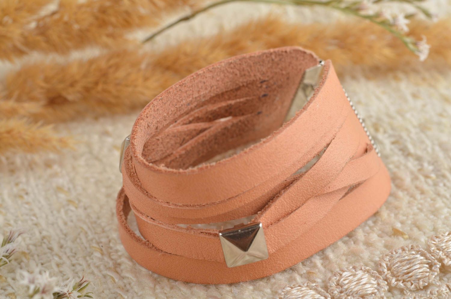 Handmade Designer Schmuck Leder Armband Accessoire für Frauen in Beige breit foto 1