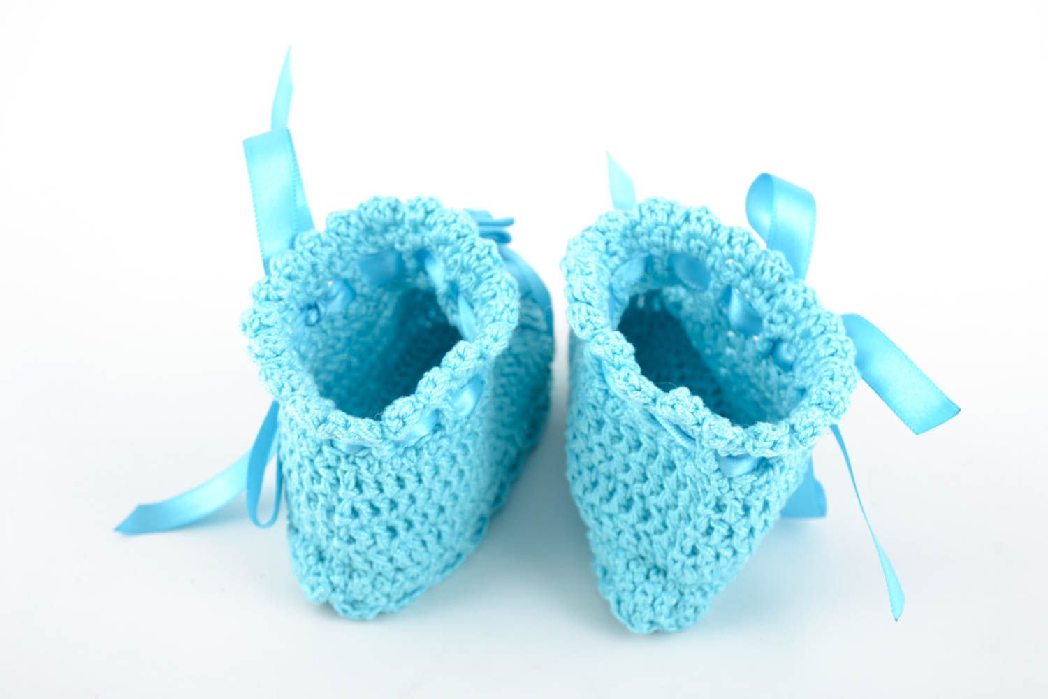 Handgemachte gehäkelte Babyschuhe aus Baumwolle blau mit Schleifen und Blumen foto 4