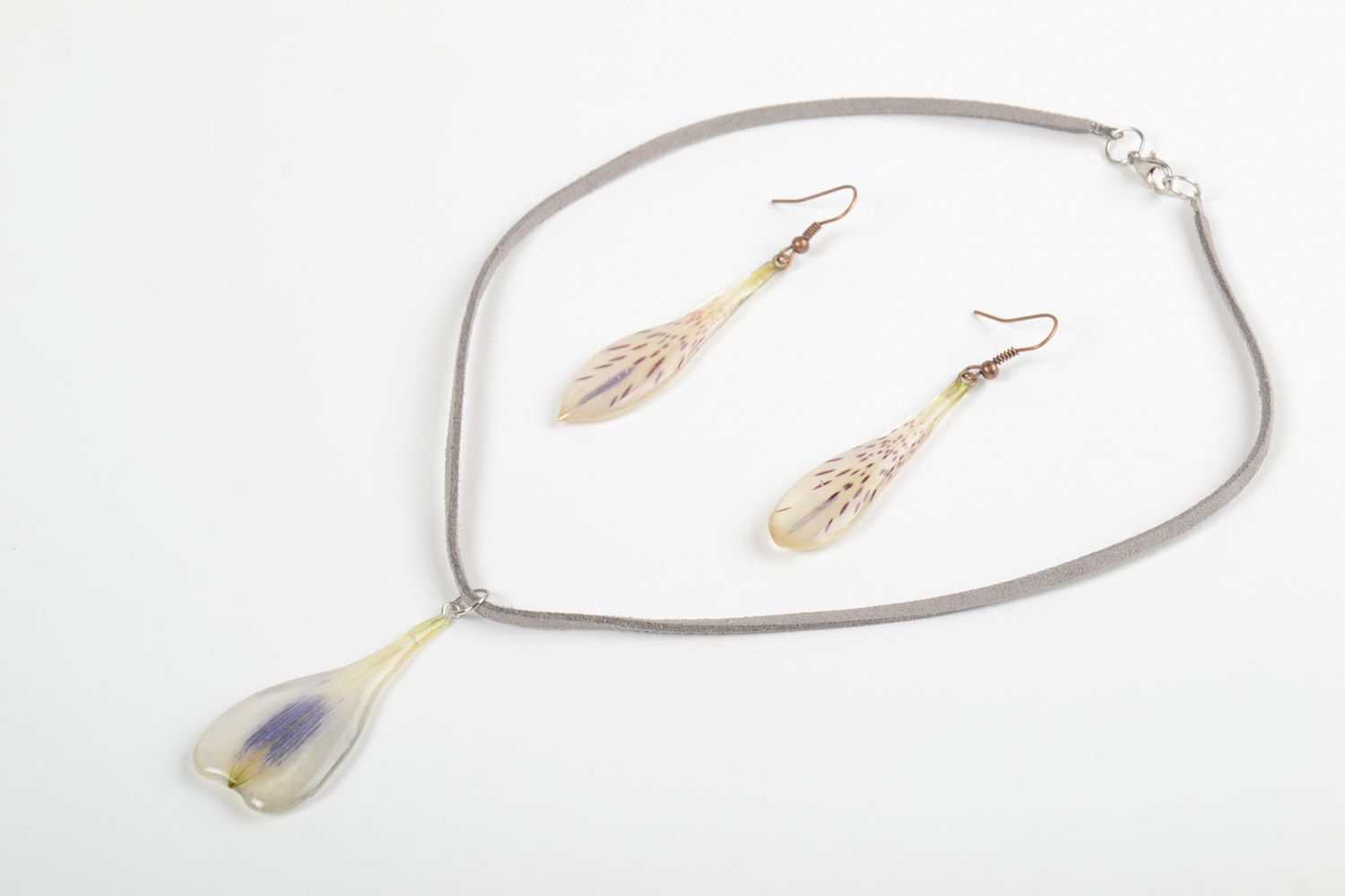 Handmade botanical jewelry set 2 items epoxy resin pendant and earrings photo 3