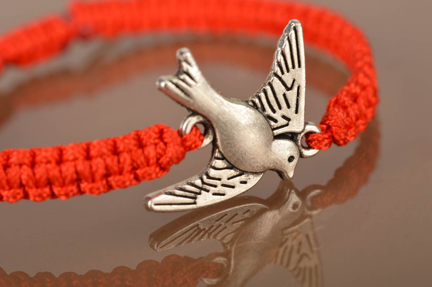 Bracelet fait main en lacet ciré rouge avec oiseau métallique pour femme photo 3
