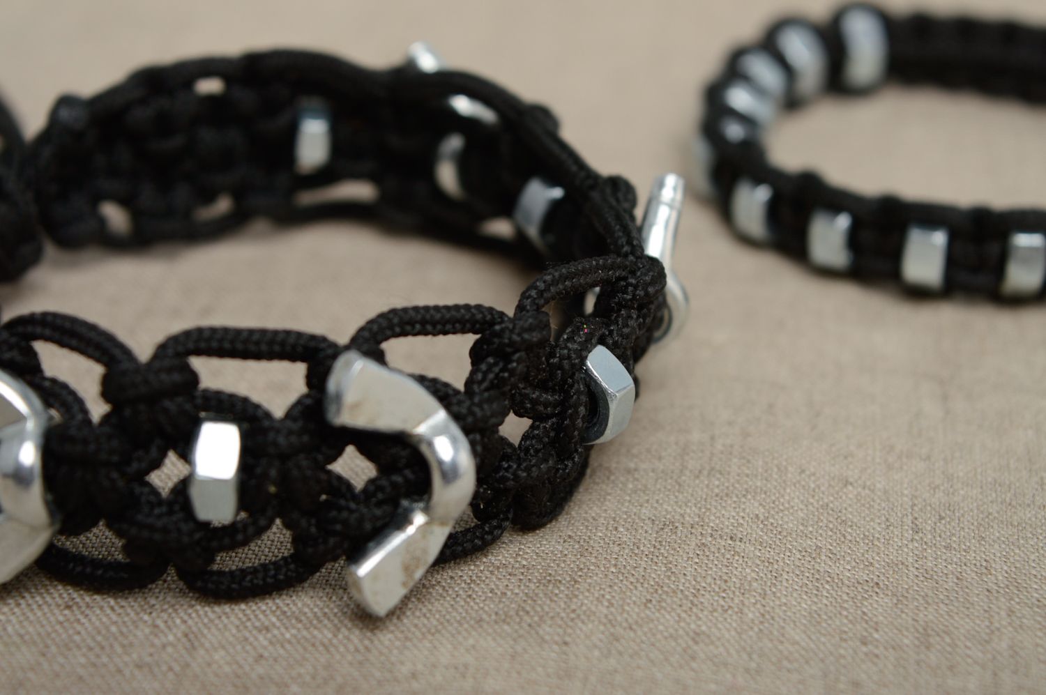 Bracelet en macramé lacet noir en polyester et éléments en métal fait main photo 5