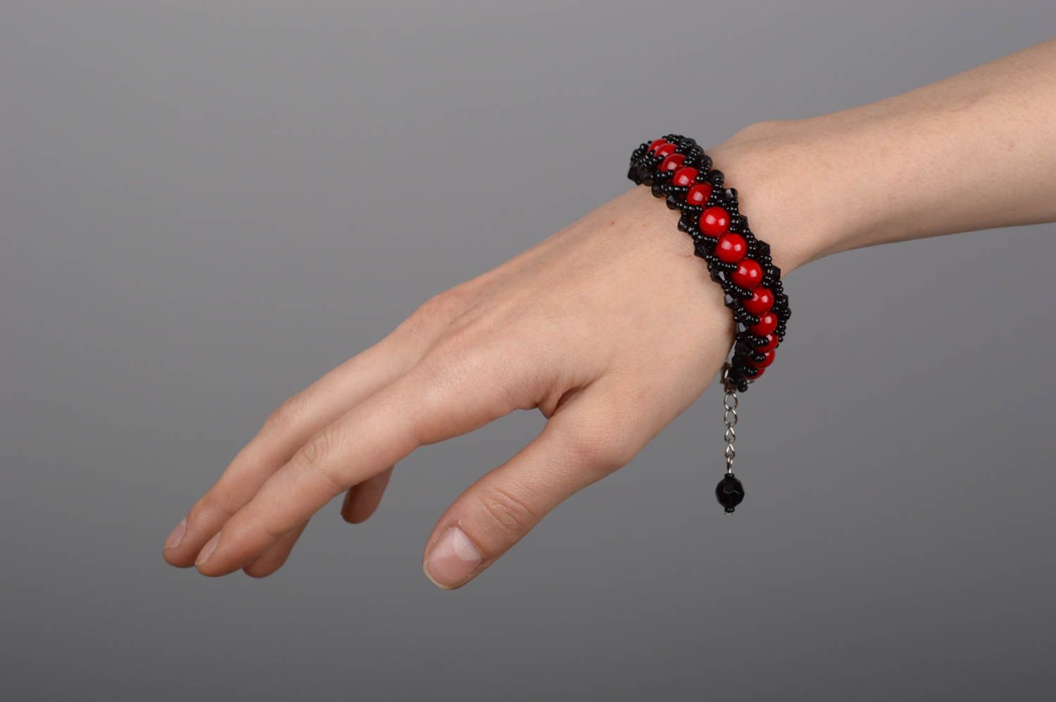 Strand beaded bracelet in black and red colors for women photo 5