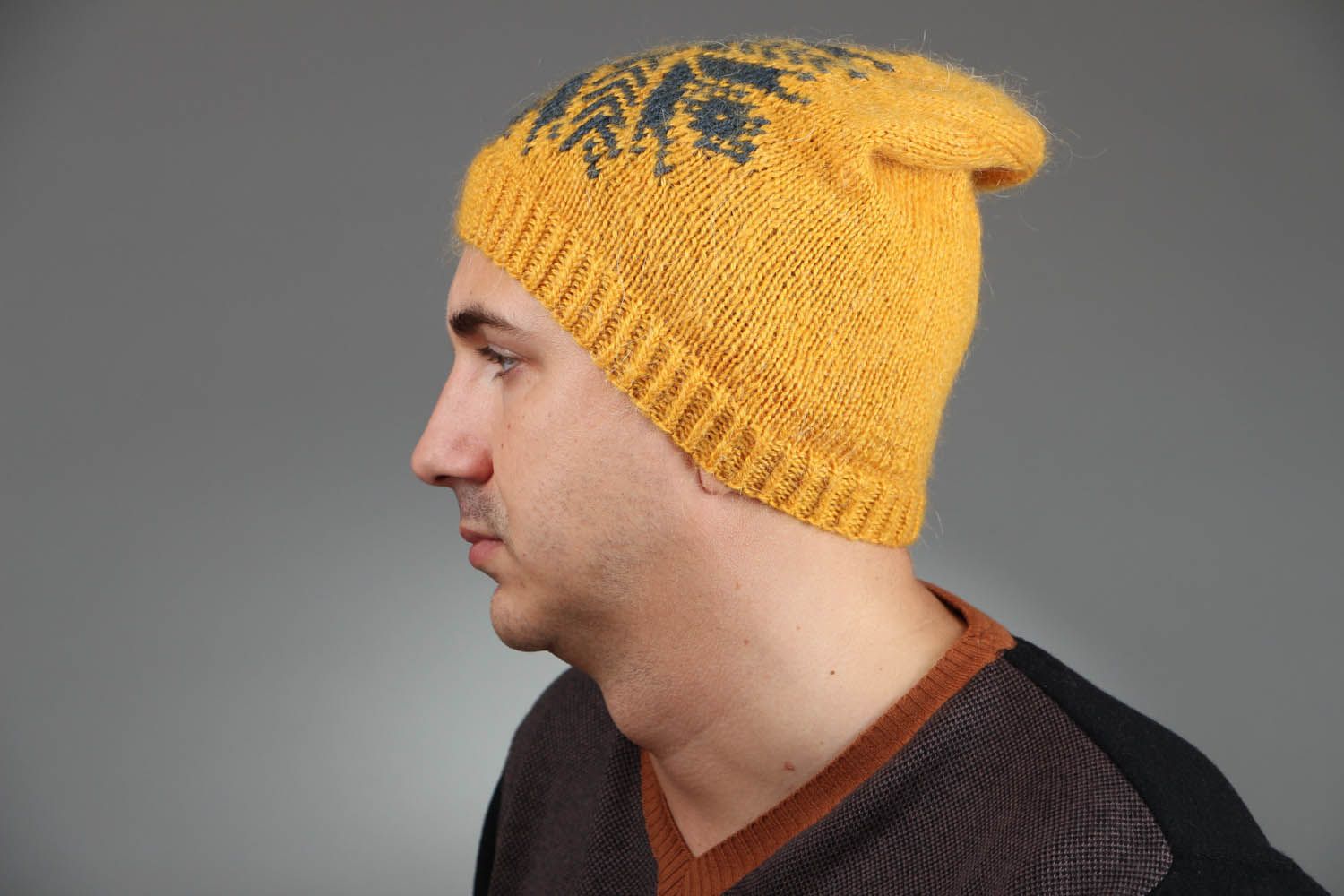 Yellow knitted hat photo 2