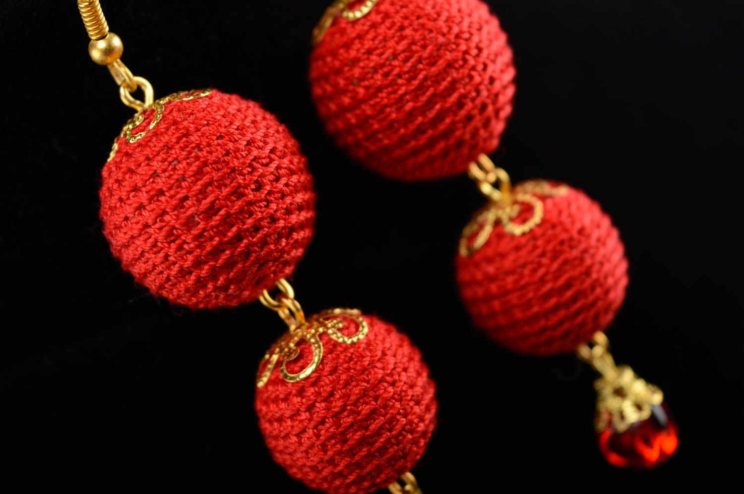 Longues boucles d'oreilles tricotées en coton faites main rouges boules femme photo 4