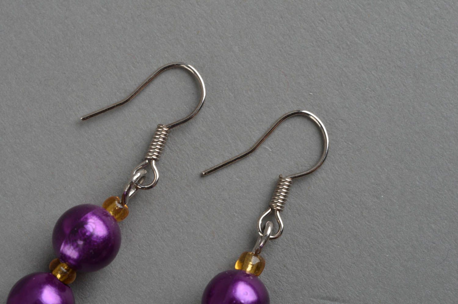 Boucles d'oreilles en perles rondes violettes faites main longues originales photo 4