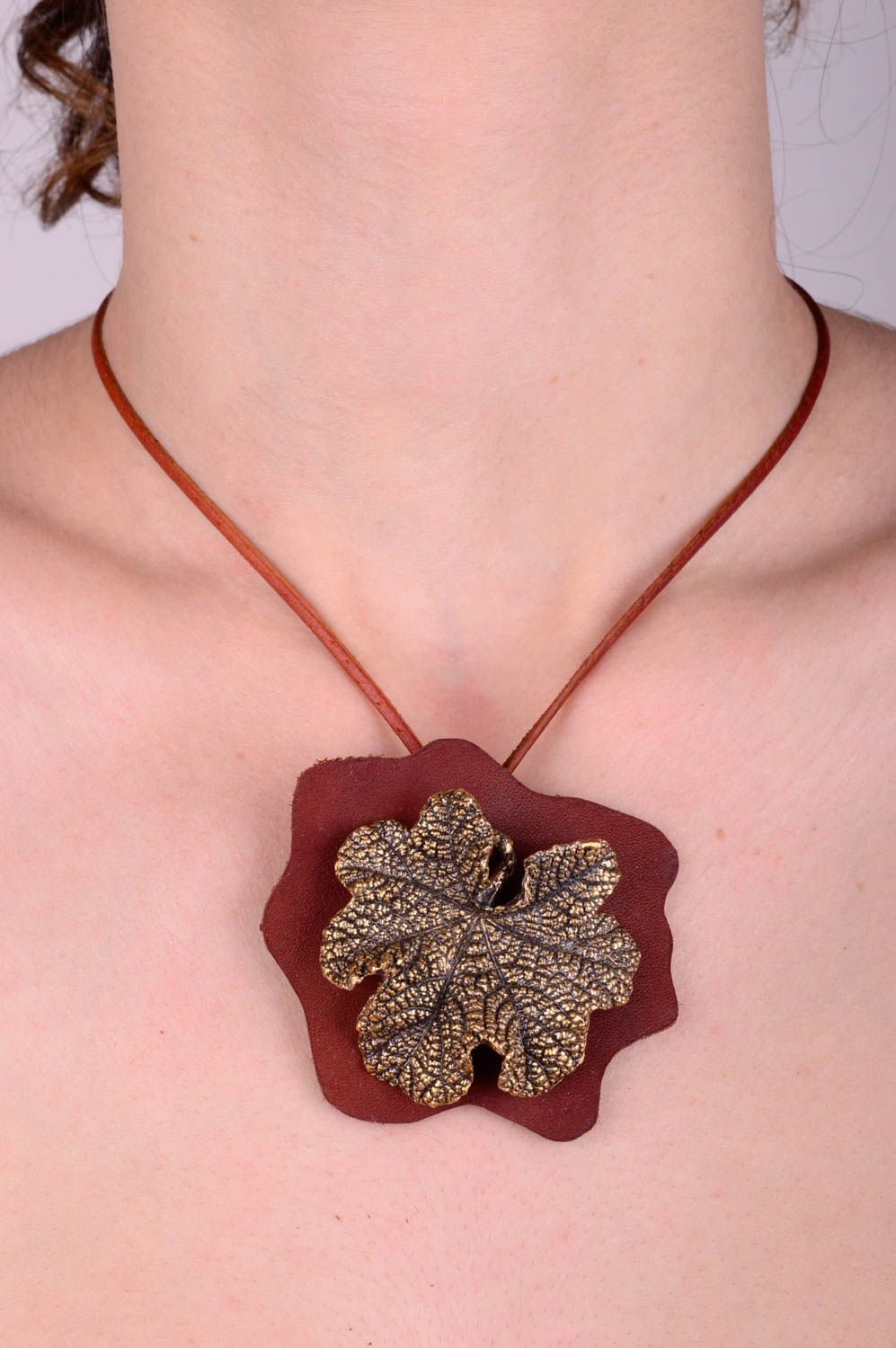 Colgante de cuero y de metal hecho a mano regalo artesano accesorio para mujeres foto 3