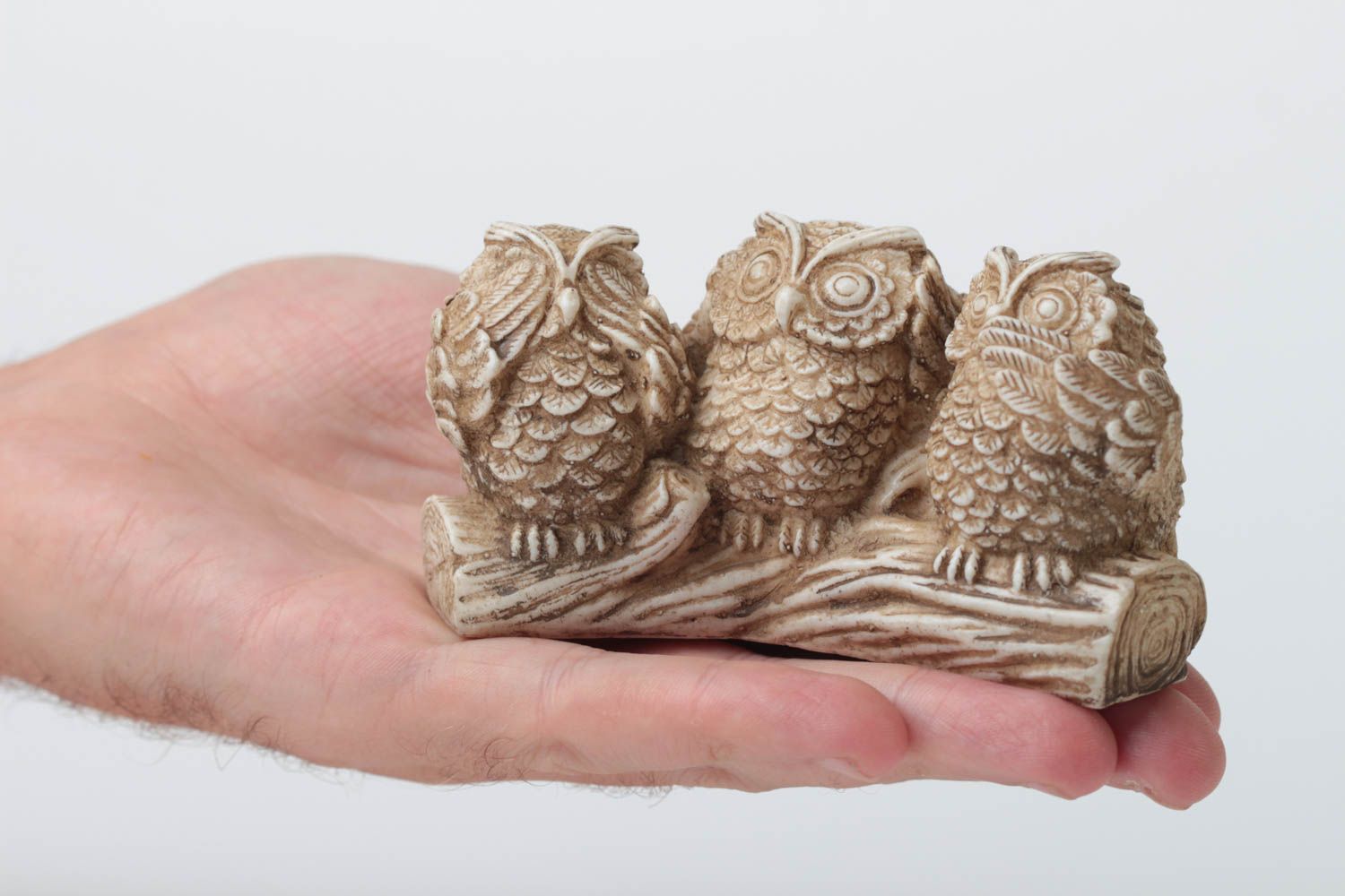 Авторская статуэтка из полимерной смолы и мраморной пудры ручной работы Три совы фото 5