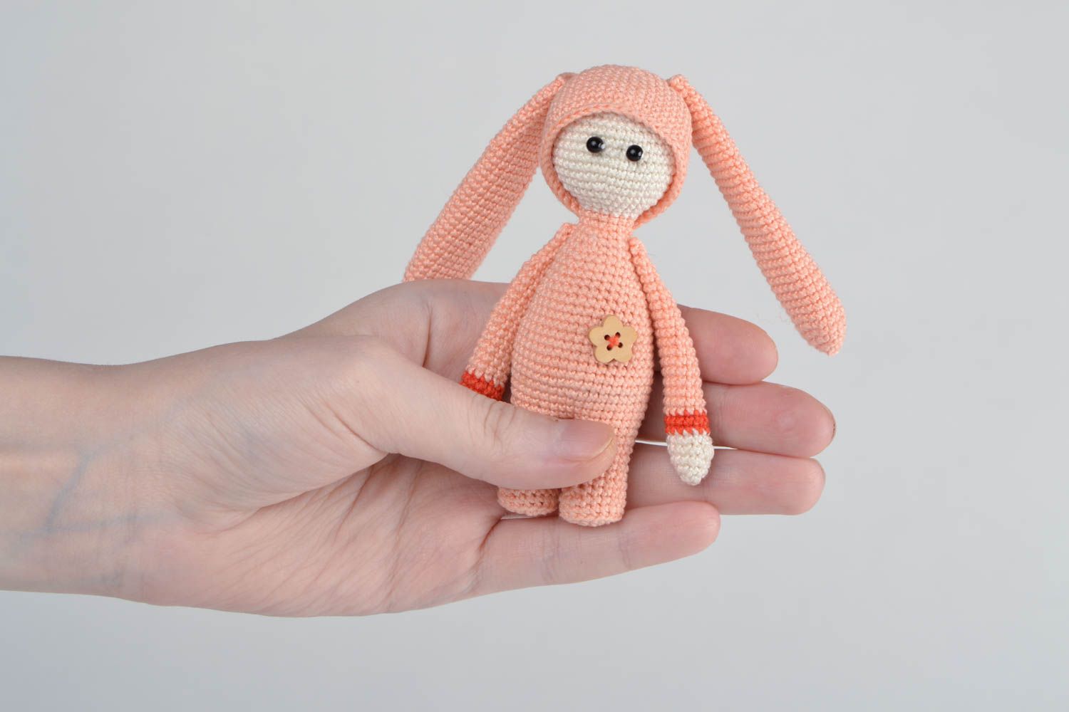 Petite poupée tricotée en coton naturel au crochet en forme de lièvre rose photo 2