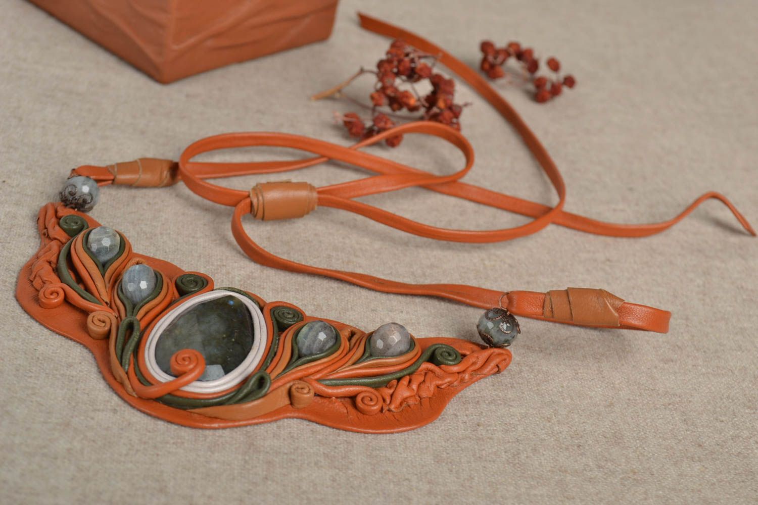 Collier en cuir Bijou fait main orange avec pierres Accessoire femme original photo 1