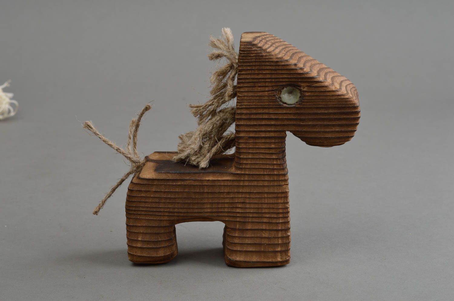 Figurine cheval en bois de pin et cordons de lin écologique faite main photo 2