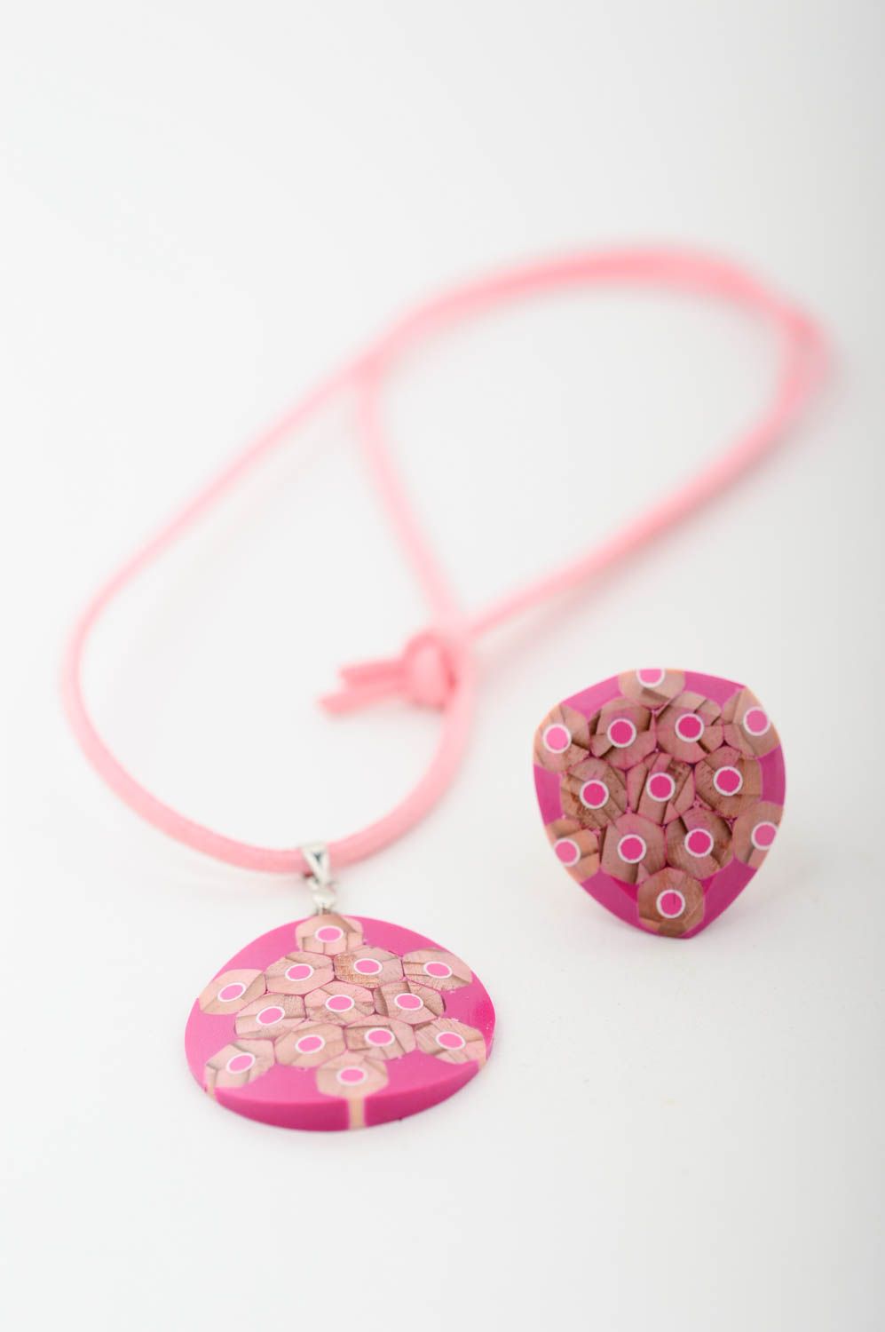 Кольцо из карандашей украшения ручной работы розовые авторские подвеска на шею фото 3