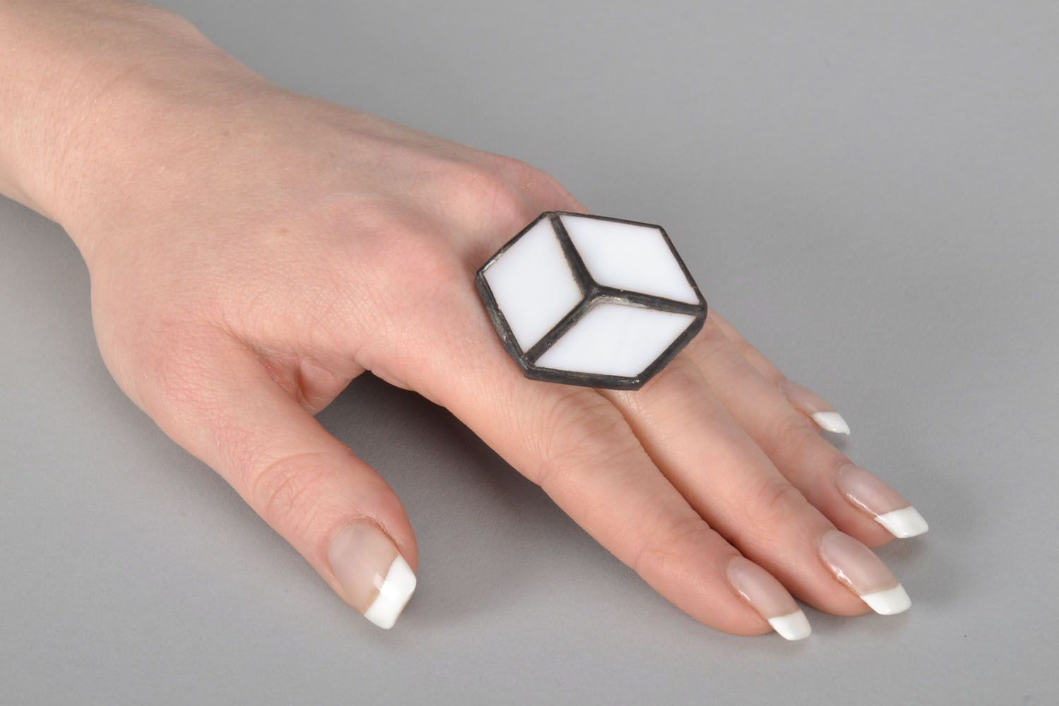 Grande bague en verre noire et blanche hexagonale faite main pour femme photo 2