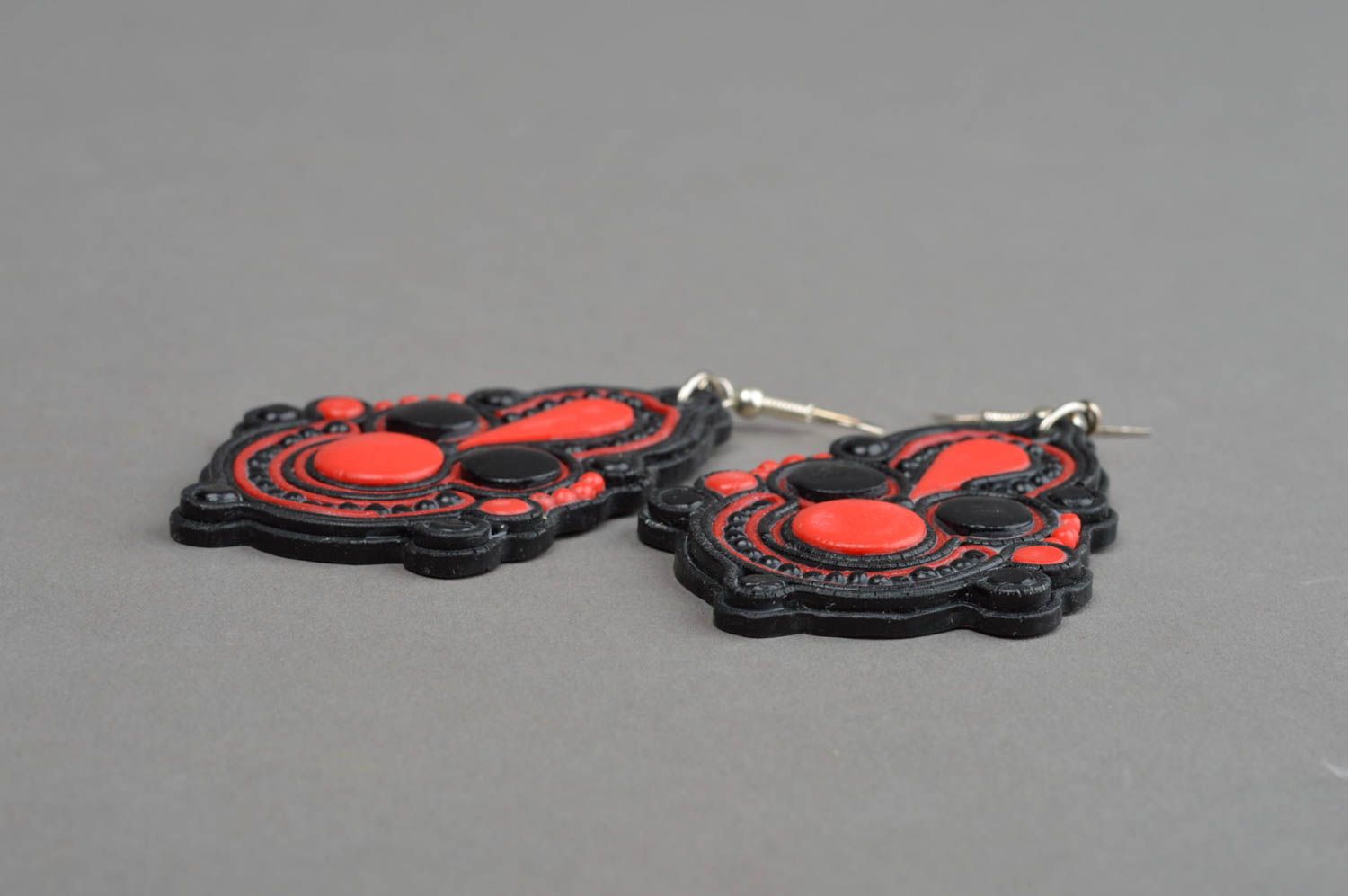 Rot schwarze handgemachte Ohrringe mit Anhängern mit Soutache Ornament für Damen foto 3
