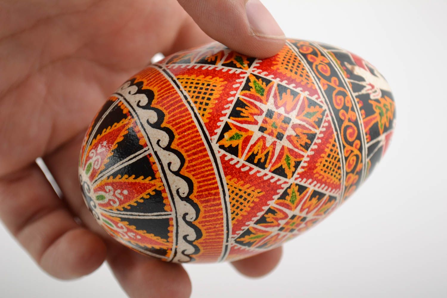 Huevo de Pascua hecho a mano pintado con acrílicos con caballo foto 2