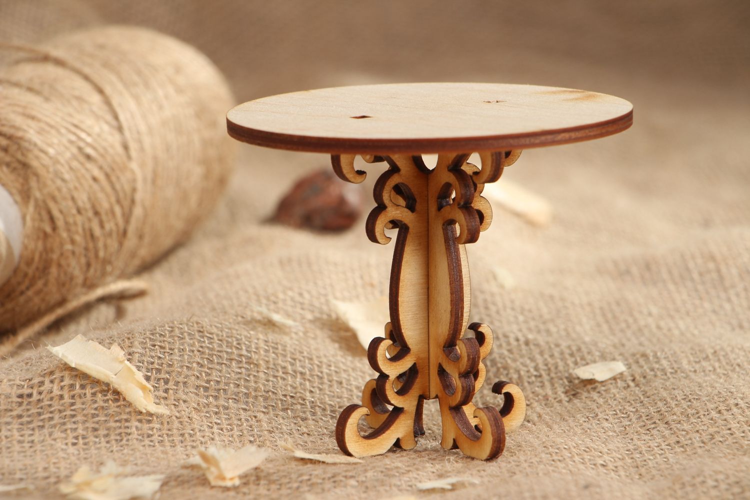 Dekorativer Tisch aus Furnierholz foto 5
